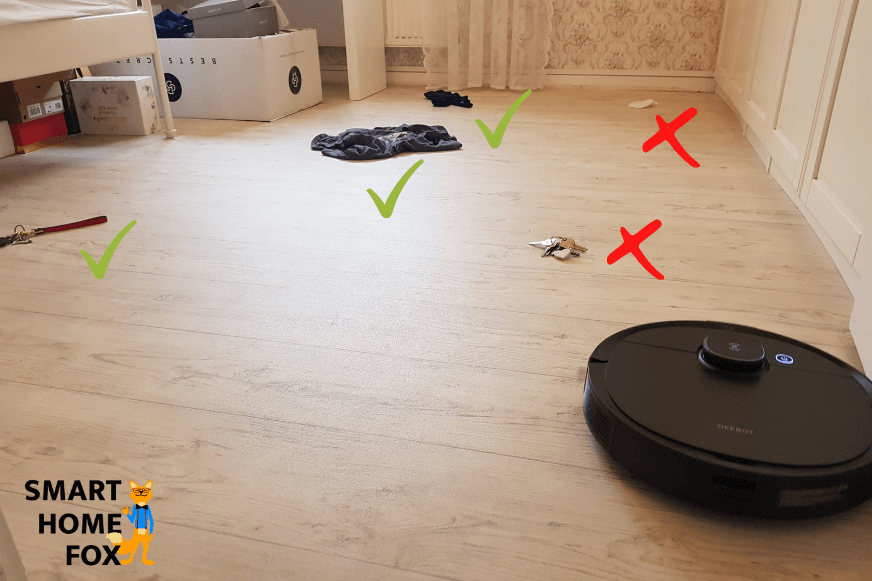 Das Bild zeigt, welche flachen Objekte, die auf dem Boden verteilt wurden, beim Test als Hindernisse erkannt und umfahren wurden